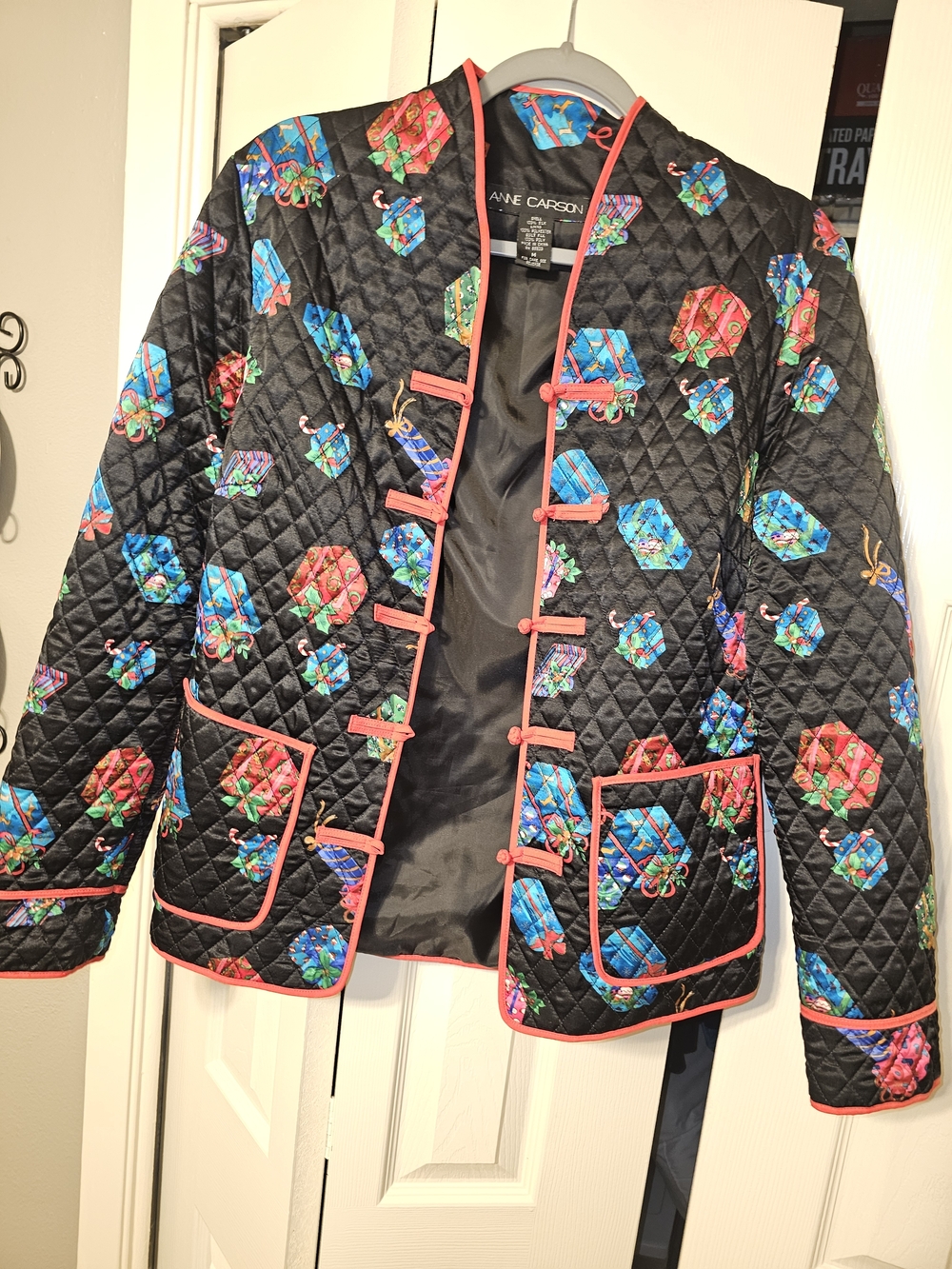 Anne Carson Black Quilted Jacket with Multicolor Gift-Print and Pink Trim